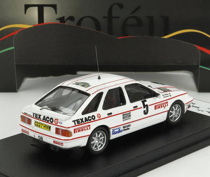 Modellino di Ford Sierra RS500 bianca con adesivi Texaco e Pirelli, numero 5, esposto su una base nera, ora disponibile su Vroomi.