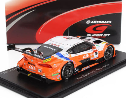 Modello dettagliato in scala 1:43 dell'auto da corsa Toyota GR Supra Super GT in arancione e bianco con adesivi degli sponsor, presentato su Vroomi.