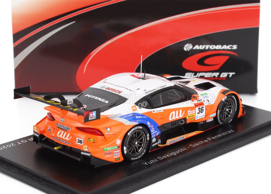 Modello in scala 1:43 dell'auto da corsa Autobacs Super GT con livrea arancione e bianca, su base nera, disponibile anche su Vroomi.