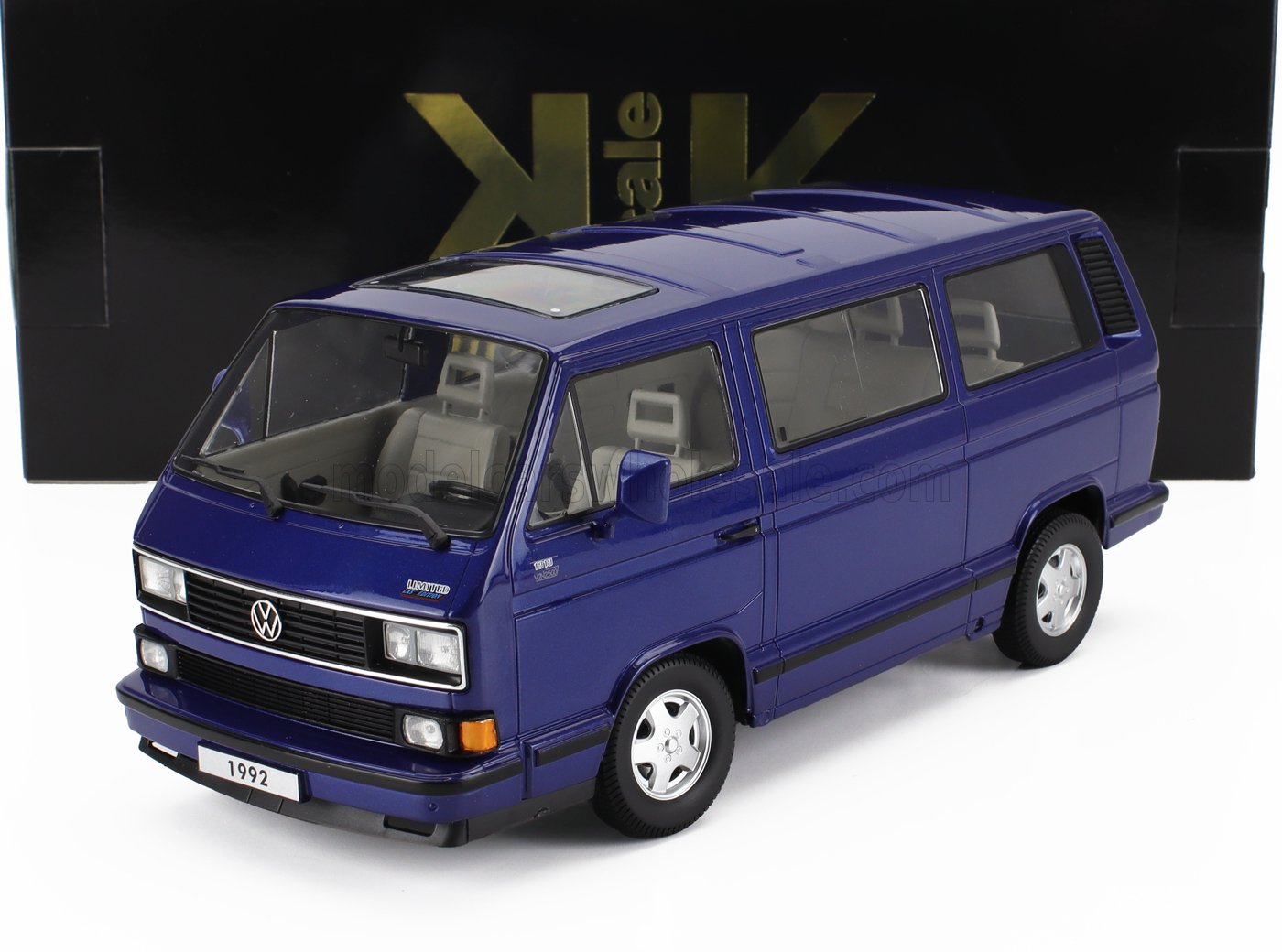 Furgone Volkswagen blu del 1992 con tetto apribile e interni curati, disponibile su Vroomi.