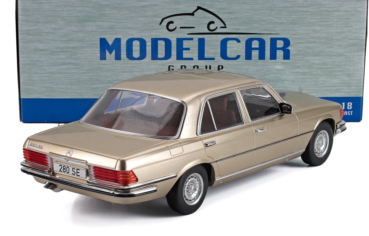 Modellino in scala 1/18 della Mercedes-Benz 280 SE in oro, fatto in metallo pressofuso, da collezione, con un design super dettagliato, disponibile su Vroomi.