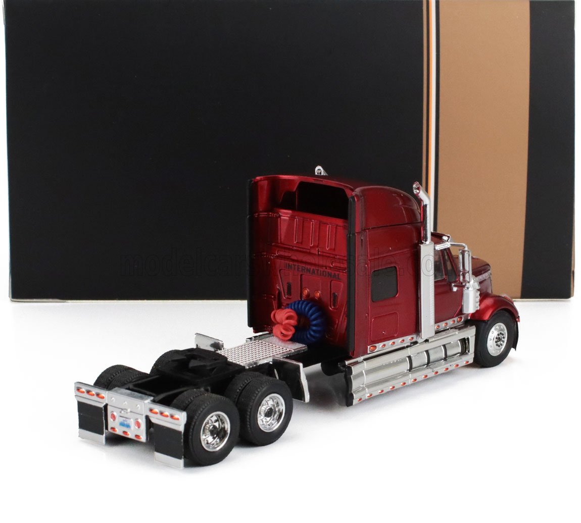 Modello International camion Red International con cabina letto e dettagli cromati, disponibile su Vroomi.