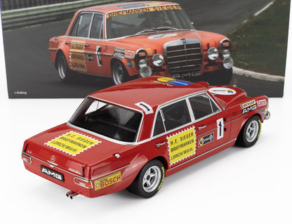 Modello da corsa AMG Mercedes-Benz 300 SEL vintage rosso con adesivi degli sponsor, in evidenza sulla piattaforma Vroomi.