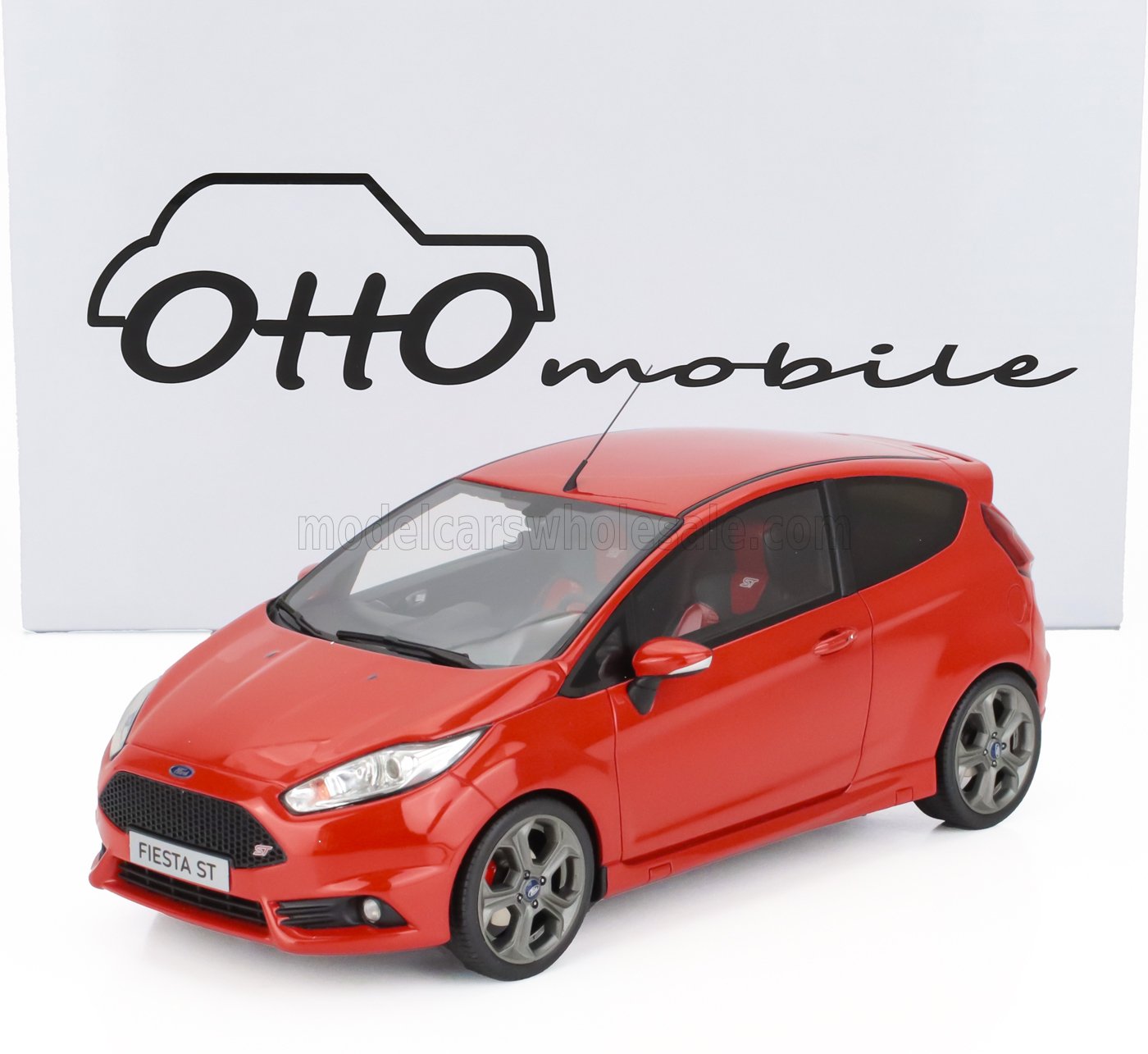 Modellino di Ford Fiesta ST rossa di OttO mobile su sfondo bianco, disponibile tramite Vroomi