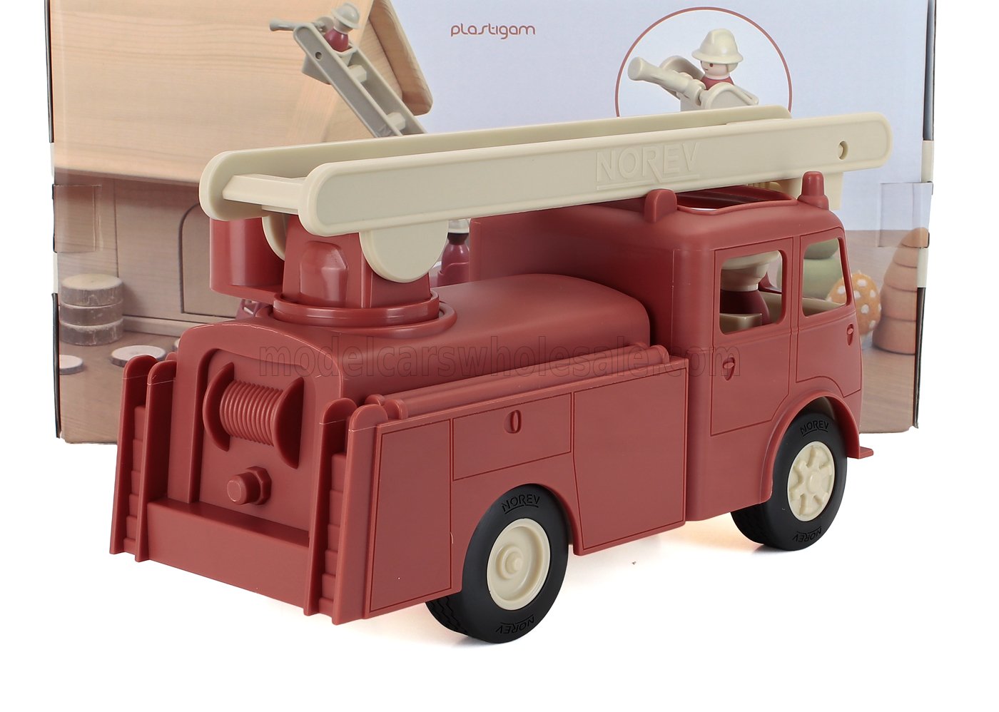 Camion dei pompieri giocattolo vintage rosso con scala beige e figurina di pompiere, disponibile sulla piattaforma Vroomi.