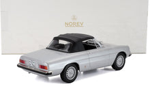 Modellino Alfa Romeo Spider color argento con capote nera di Norev, disponibile su Vroomi.