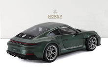 Modellino Porsche 911 GT verde di Norev con parte posteriore super dettagliata, disponibile su Vroomi.