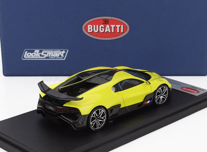 Modellino di Bugatti Divo giallo su un espositore con sfondo blu Bugatti e LookSmart, disponibile su Vroomi.