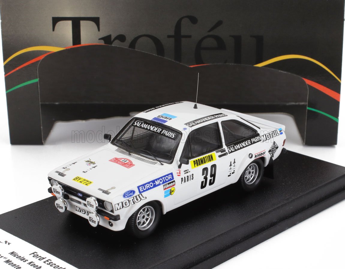 Auto da rally Ford Escort bianca numero 39 con adesivi Salamander Paris, su base espositiva, disponibile su Vroomi.