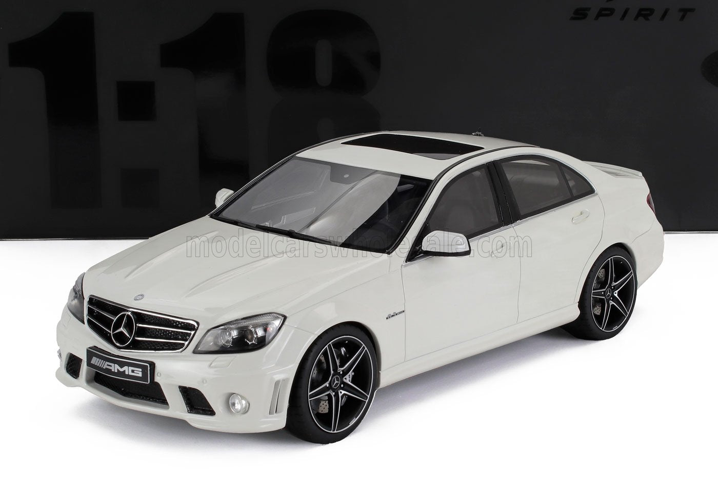 Modellino di Mercedes AMG bianca in scala 1:18 con cerchi neri e tetto apribile, disponibile su Vroomi.