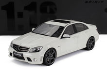 Modellino di Mercedes AMG bianca in scala 1:18 con cerchi neri e tetto apribile, disponibile su Vroomi.