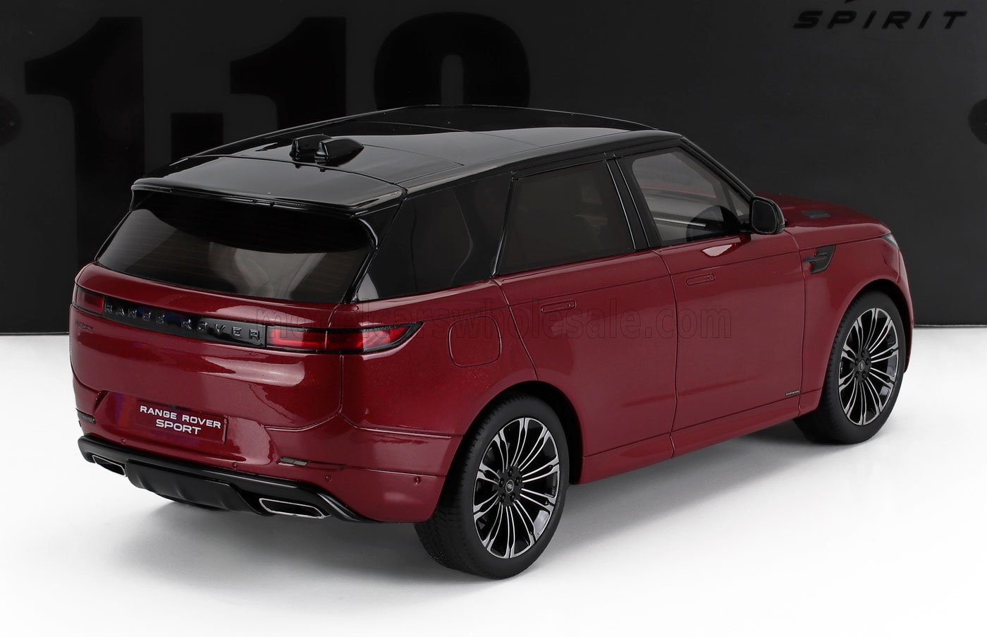 Modellino in scala 1/18 pressofuso di Range Rover rossa con tetto nero, cerchi dettagliati, disponibile su Vroomi.