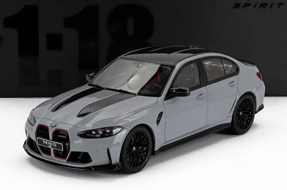 Modellino di BMW M3 CS grigio in scala 1:18 con tetto nero e dettagli rossi sulla griglia, disponibile su Vroomi.
