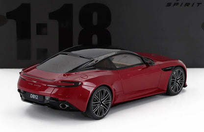 Modellino di Aston Martin DB12 rossa con tetto nero e cerchi sportivi, disponibile sulla piattaforma Vroomi.