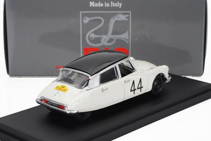 Modellino vintage Citroën DS bianco e nero con il numero 44 sul lato, esposto su una base nera, disponibile tramite Vroomi.