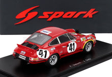 Modello di auto da corsa Porsche 911 rossa numero 41 su base espositiva, replica da collezione disponibile su Vroomi.