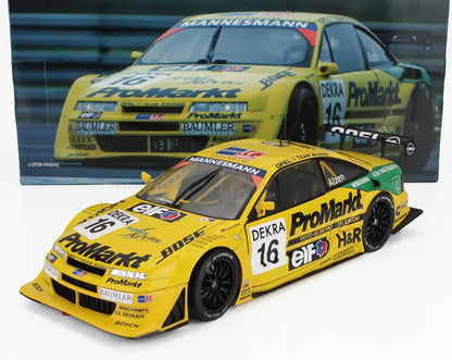 Modello di auto da corsa Opel ProMarkt DTM gialla n. 16 con adesivi degli sponsor, in primo piano su Vroomi.