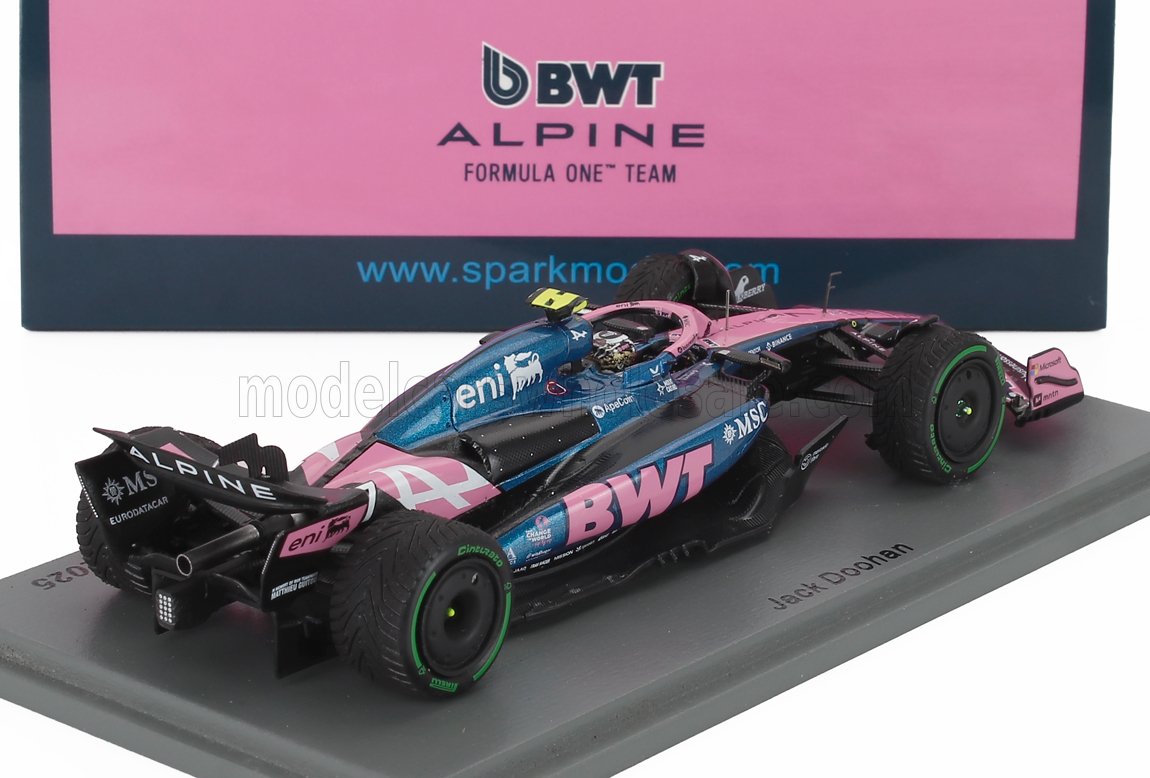 Modellino di auto Alpine 1 BWT Alpine in scala 1/43, rosa e blu con i loghi degli sponsor, disponibile su Vroomi.