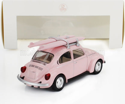 Modellino di auto vintage rosa con tavole da surf sul tetto, esposto con confezione bianca, disponibile su Vroomi.