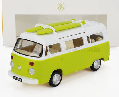 Modello vintage di furgone Volkswagen verde e bianco con tavole da surf sul tetto, in vendita su Vroomi.