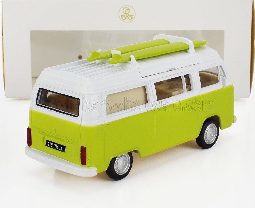 Modello vintage di camper bianco e verde lime con tavole da surf sul tetto, disponibile su Vroomi online.