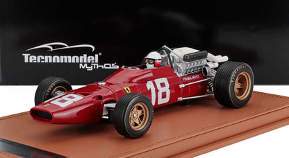 Modellino vintage di auto da corsa Ferrari rossa con il numero 18 su base in pelle, disponibile tramite Vroomi.