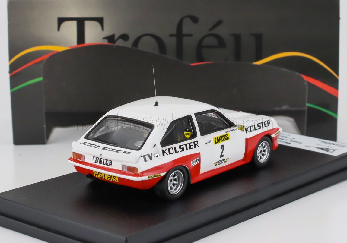Modellino di auto da corsa Kolster Zanussi bianca e rossa in scala 1:43 su supporto nero con sfondo Troféu, disponibile tramite Vroomi.