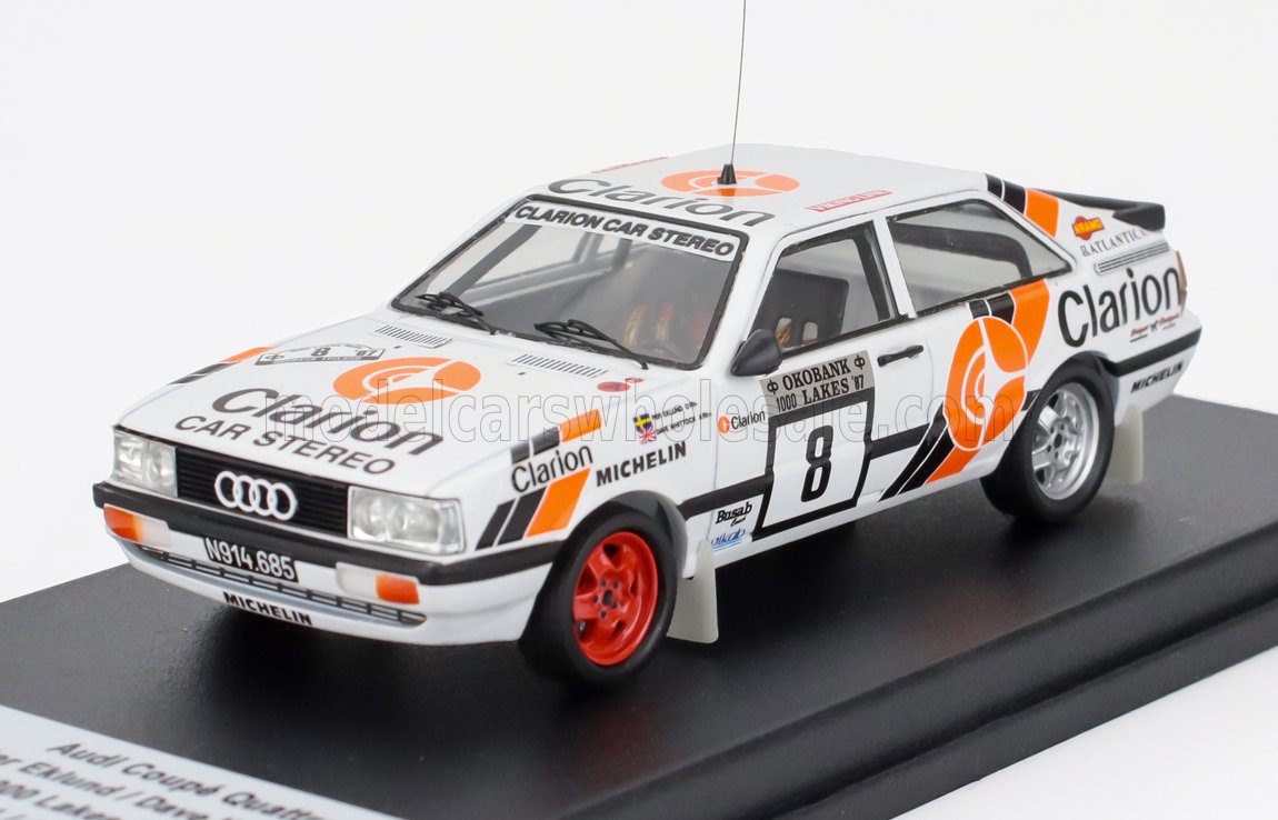 Modello in scala 1:43 dell'auto da rally Audi Coupé Quattro con livrea Clarion, esposto su un supporto, disponibile su Vroomi.