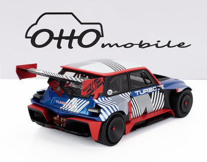 Modello Otto Mobile di auto da corsa Turbo blu, rossa e bianca con grande alettone posteriore, disponibile su Vroomi.