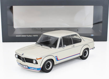 Modellino di BMW 2002 Turbo del 1973, bianco con strisce blu e rosse, disponibile su Vroomi.
