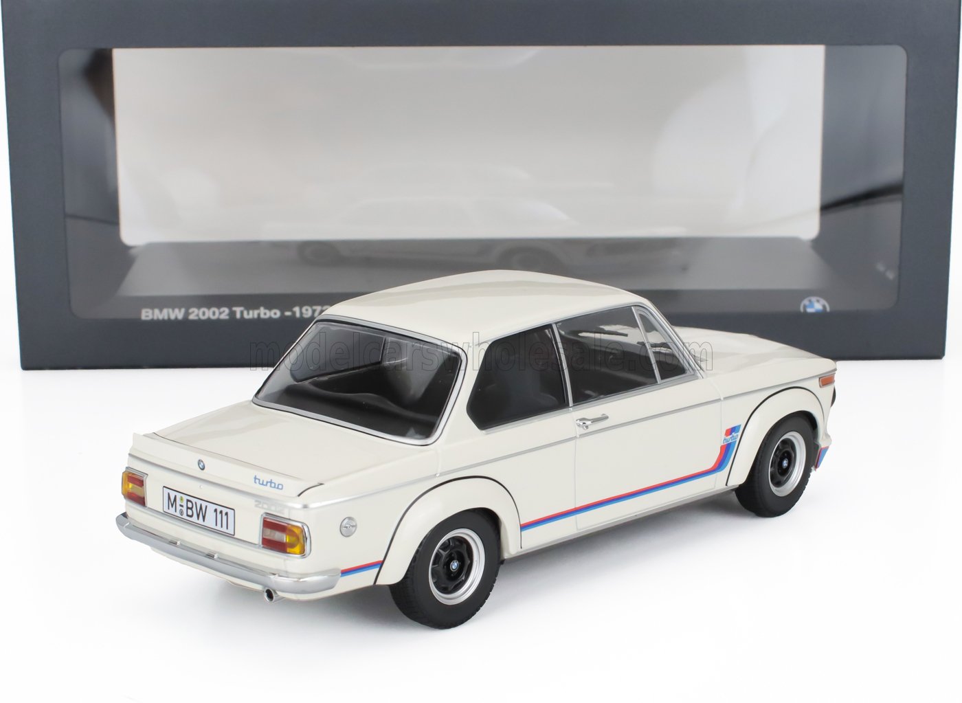Modellino di auto BMW 2002 Turbo del 1973, bianco con strisce da corsa, oggetto da collezione super dettagliato disponibile su Vroomi.