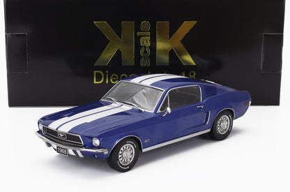 Modellino diecast Ford Mustang GT blu del 1968 con strisce bianche da corsa su sfondo bianco, disponibile su Vroomi.