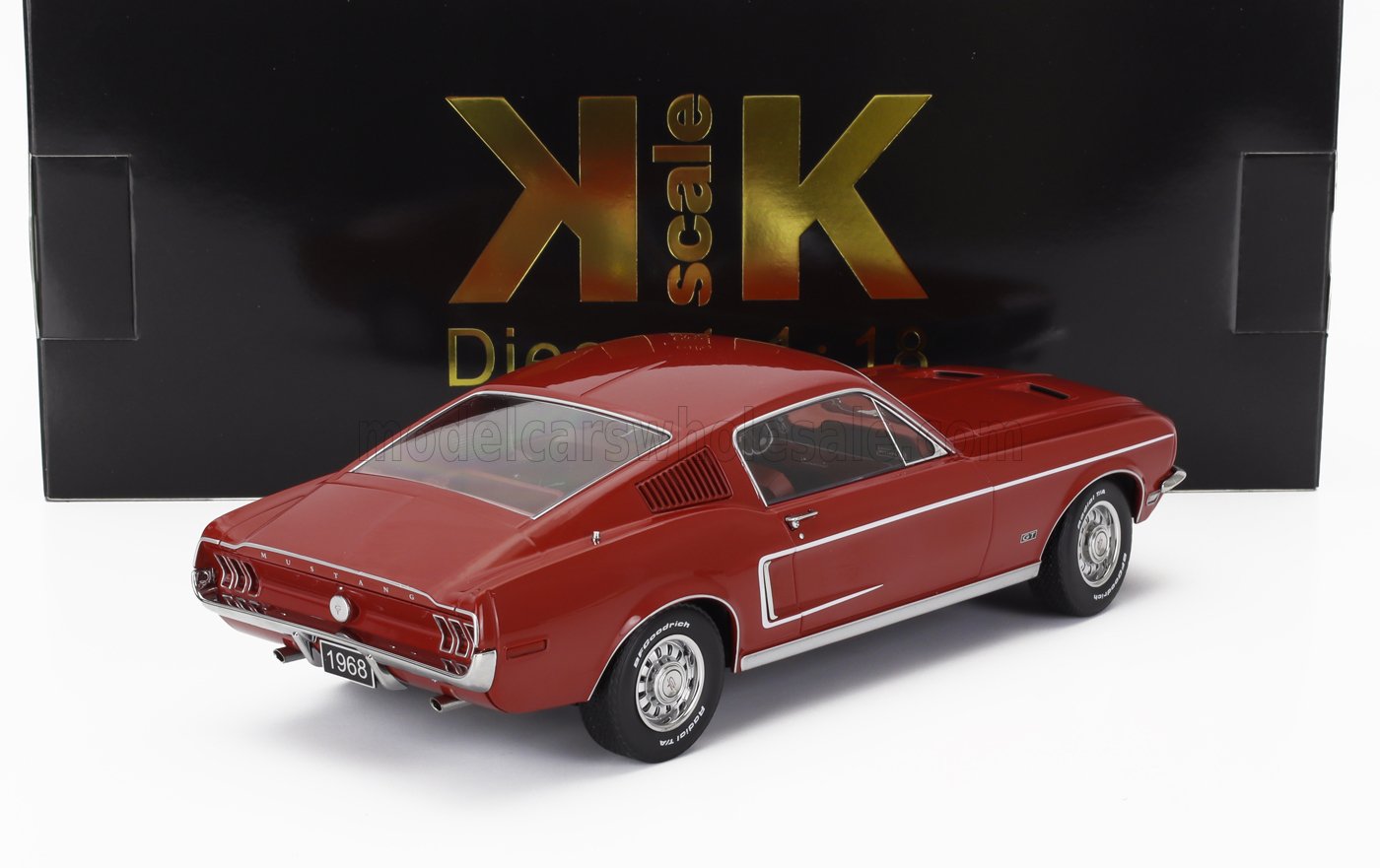 Modellino diecast Mustang GT rossa del 1968 con cerchi dettagliati, presentato con scatola nera KK Scale, disponibile su Vroomi.