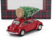 Macchinina vintage rossa con un albero di Natale sul tetto, decorazioni natalizie disponibili su Vroomi