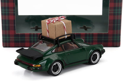 Macchinina sportiva verde scuro con portapacchi che trasporta una piccola confezione regalo, in vendita su Vroomi.