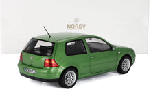 Modellino di Volkswagen Golf GTI verde con ruote dettagliate e antenna posteriore, mostrato su sfondo bianco, disponibile tramite Vroomi.