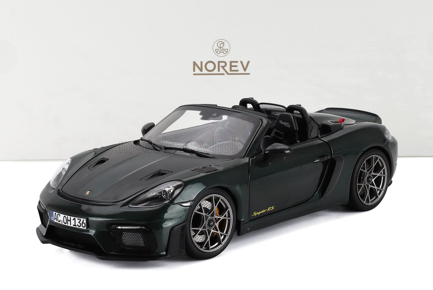 Modellino Porsche Spyder RS verde scuro di Norev, auto sportiva decappottabile, ora disponibile su Vroomi.
