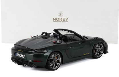 Modellino Porsche Spyder RS verde scuro con tetto aperto, interni curati e ruote sportive, disponibile su Vroomi.