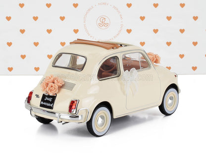 Modellino vintage Fiat 500 color avorio con cartello "Just married" e fiori, disponibile su Vroomi.