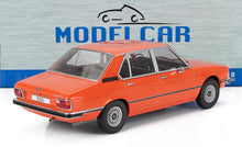 Modellino in scala di BMW 520i arancione, vista posteriore, disponibile presso Vroomi, repliche da collezione in metallo pressofuso.