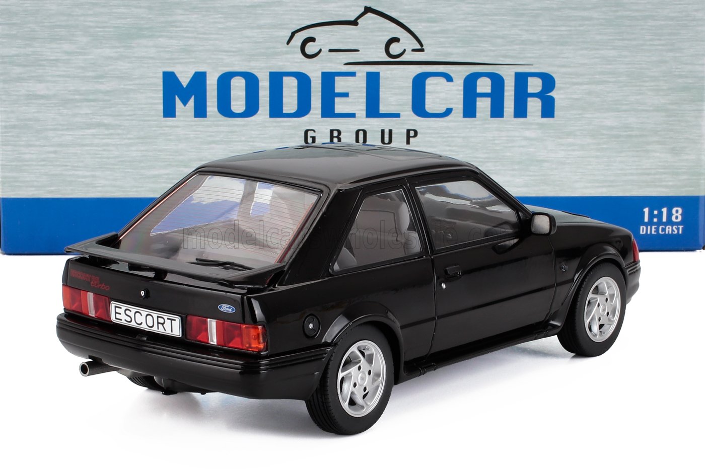 Modellino Ford Escort RS Turbo in scala 1:18, nero, in metallo pressofuso, disponibile su Vroomi.