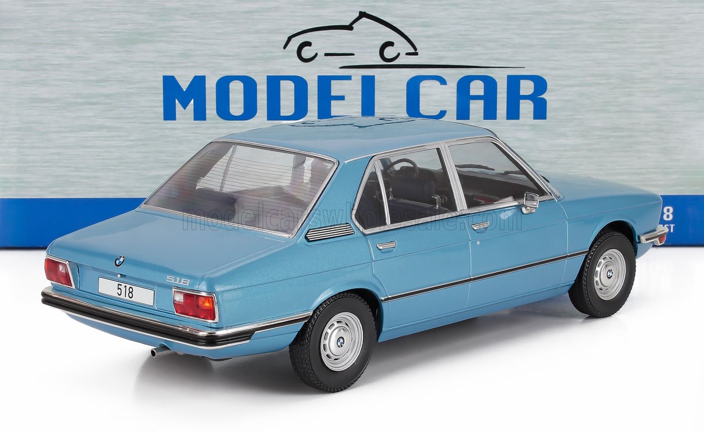 Modellino di auto BMW 518 classica in scala 1/18 blu con interni ed esterni dettagliati disponibile su Vroomi.