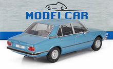 Modellino di auto BMW 518 classica in scala 1/18 blu con interni ed esterni dettagliati disponibile su Vroomi.