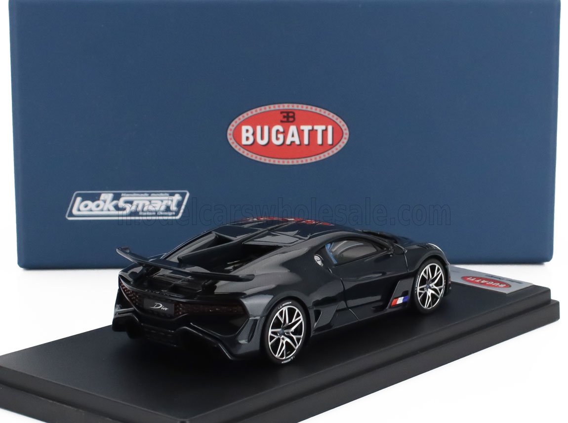 Modellino Bugatti Divo nero di LookSmart su espositore con scatola Bugatti blu, disponibile su Vroomi.