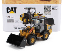 Modello di pala gommata compatta CAT 906 in scala 1:50 con benna dettagliata, disponibile su Vroomi.