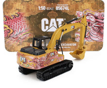 Modello di escavatore CAT 320 in scala 1:50 con disegno di un drago, giocattolo da collezione, disponibile su Vroomi.