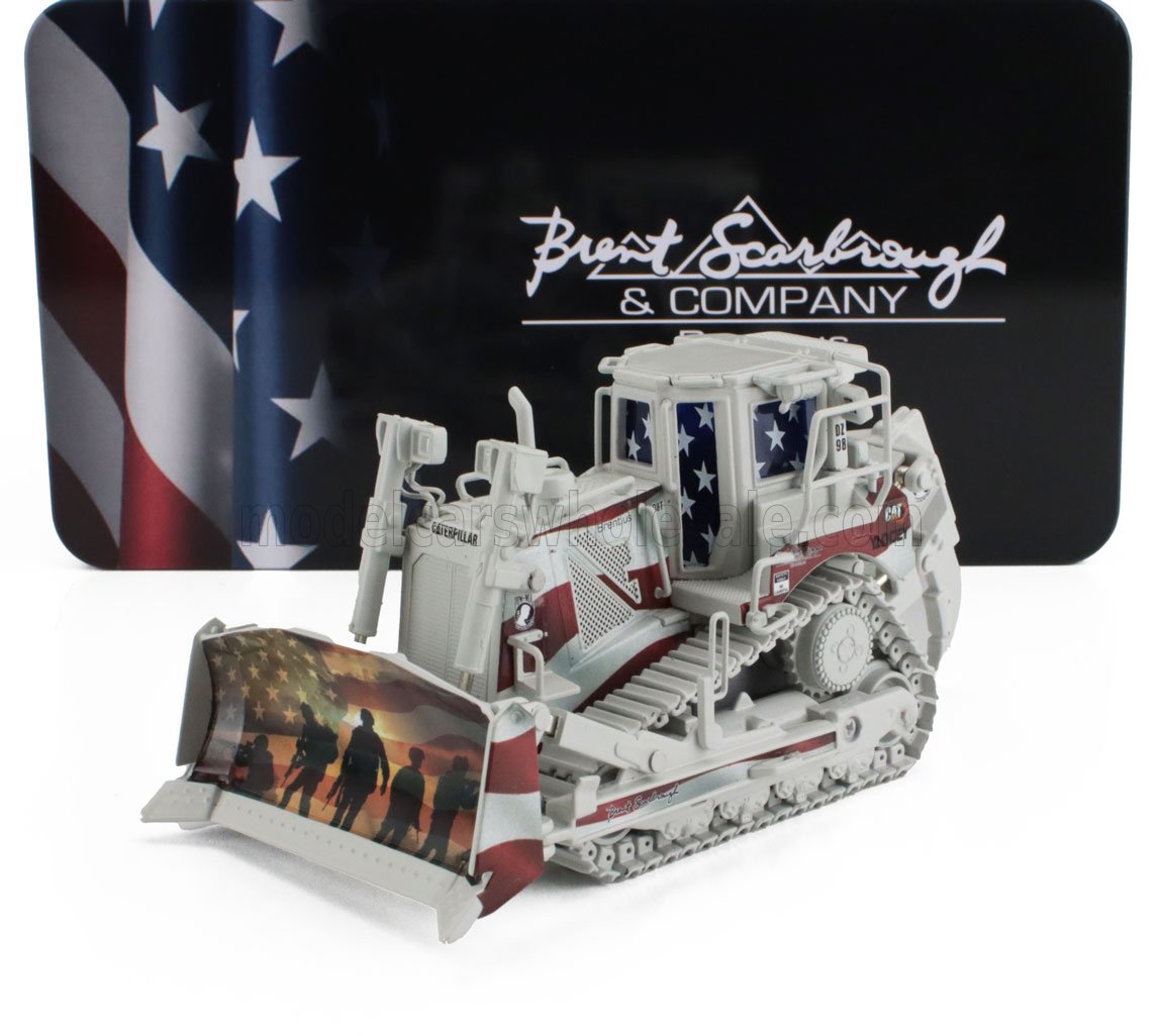 Modellino patriottico di bulldozer Caterpillar di Brent Scarbrough con bandiera americana e sagome di soldati, disponibile su Vroomi.