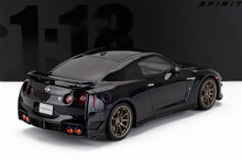 Modellino in scala di Nissan GT-R nera con ruote color bronzo e retro super dettagliato, disponibile su Vroomi.