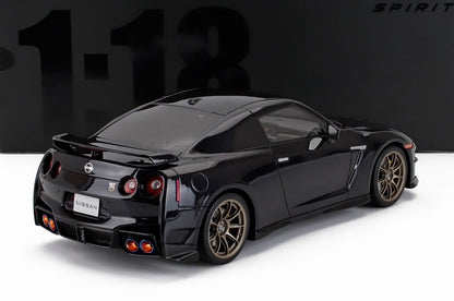 Modellino in scala di Nissan GT-R nera con ruote color bronzo e retro super dettagliato, disponibile su Vroomi.