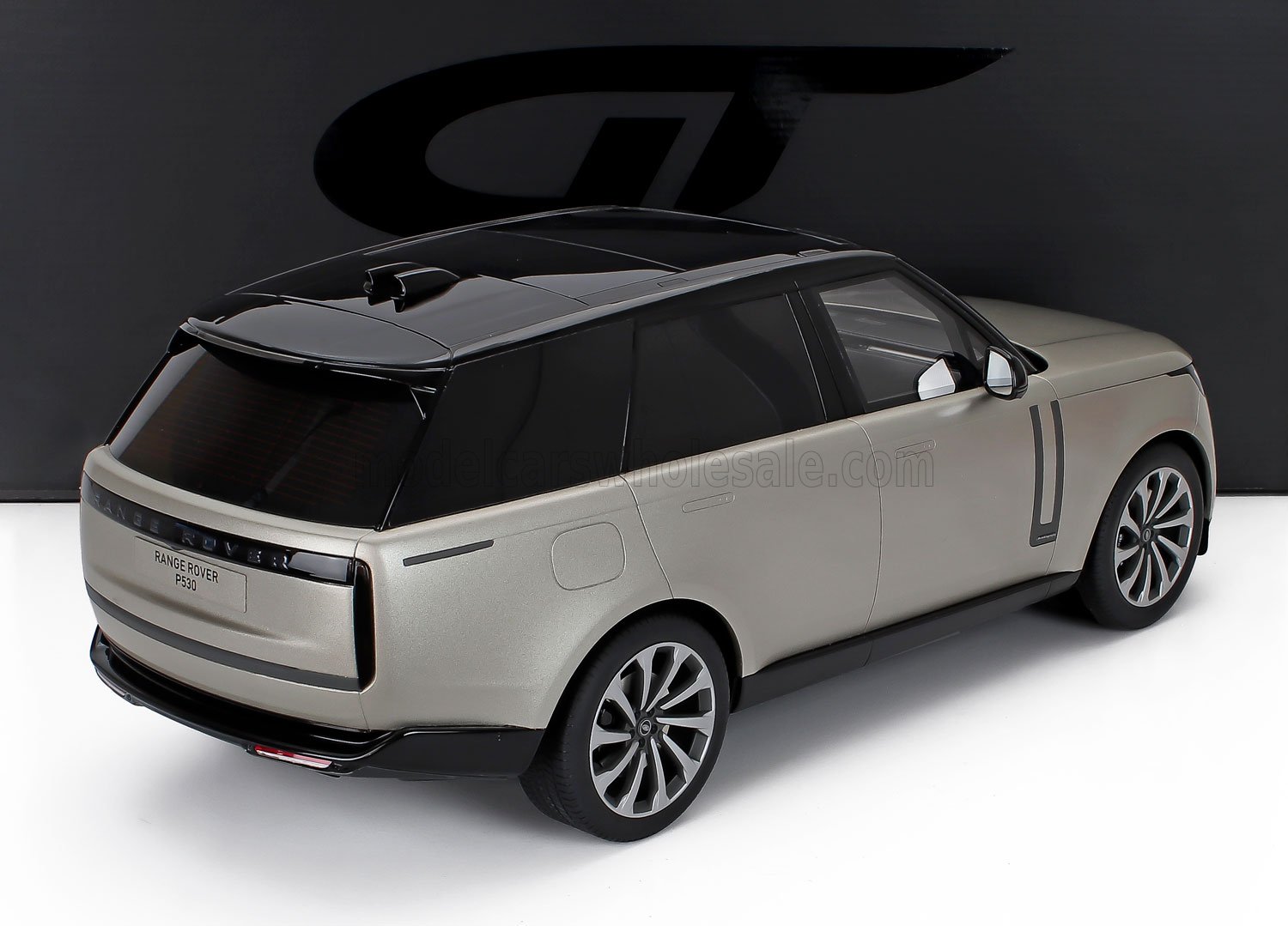 Modellino Range Rover in scala, color beige metallizzato con tetto nero, ruote dettagliate, disponibile su Vroomi.